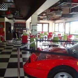 Salle du petit-déjeuner située dans le restaurant Kyriad Design Enzo Montlucon Fotos