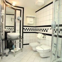 Bathroom The Golden Wheel Fotos