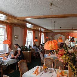 Salle du petit-déjeuner située dans le restaurant Am Paulusbogen Fotos