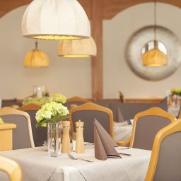 Salle du petit-déjeuner située dans le restaurant Am Paulusbogen Fotos