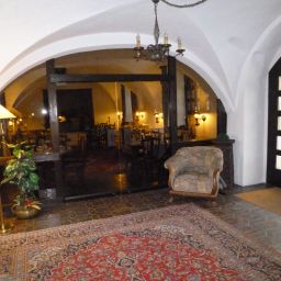 Hall Am Maxplatz beim Rathaus Fotos