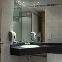 Bathroom ibis Cardiff Gate Fotos