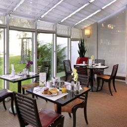 Salle du petit-déjeuner située dans le restaurant Mercure Le Coudray Montceaux Parc du Coudray Fotos