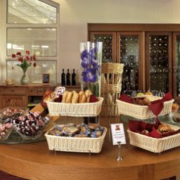 Salle du petit-déjeuner située dans le restaurant Mercure Le Coudray Montceaux Parc du Coudray Fotos