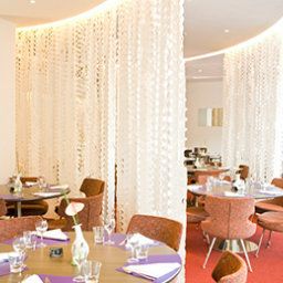 Sala de desayuno en el restaurante Novotel Paris Est Fotos