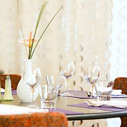 Sala de desayuno en el restaurante Novotel Paris Est Fotos