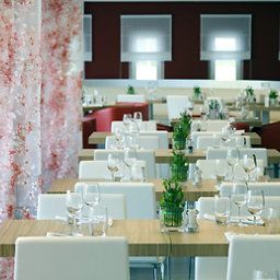 Salle du petit-déjeuner située dans le restaurant Novotel Toulouse Aéroport Fotos