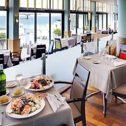 Sala de desayuno en el restaurante Novotel Thalassa Dinard Fotos