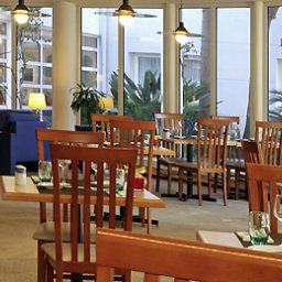 Sala de desayuno en el restaurante Novotel Setubal Fotos