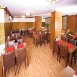 Salle du petit-déjeuner située dans le restaurant Maya Fotos