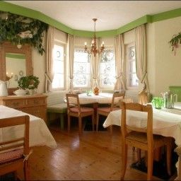 Salle du petit-déjeuner située dans le restaurant Ferienwohnungen und Zimmer Pension Fotos