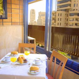 Salle du petit-déjeuner située dans le restaurant Adonis Plaza Fotos
