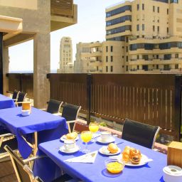 Salle du petit-déjeuner située dans le restaurant Adonis Plaza Fotos