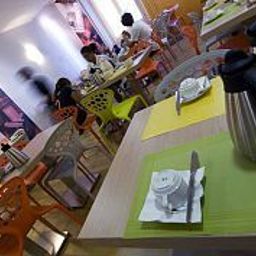 Sala de desayuno en el restaurante Grand Hotel Dauphine Fotos
