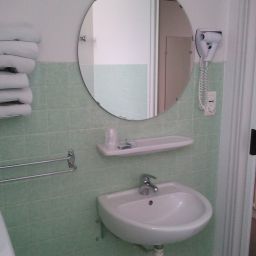 Salle de bains Notre Dame de la Sarte Fotos