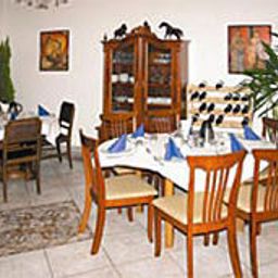 Salle du petit-déjeuner située dans le restaurant Rainbow Garni Fotos