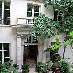 Exterior view Relais Saint Sulpice Symboles de France Fotos