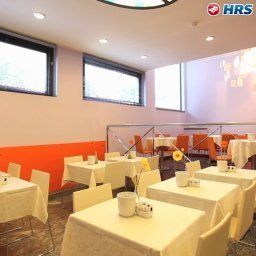 Sala de desayuno en el restaurante Des Etrangers Fotos