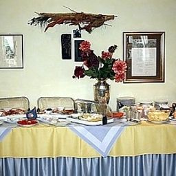 Buffet Adler Post Garni Fotos