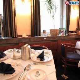 Sala de desayuno en el restaurante Altstadthotel St. Georg Fotos