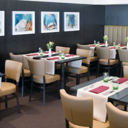 Salle du petit-déjeuner située dans le restaurant Mövenpick Fotos