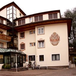 Exterior view Chrys Fotos