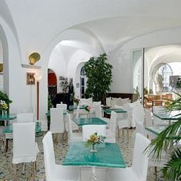 Salle du petit-déjeuner située dans le restaurant Marina Riviera Fotos