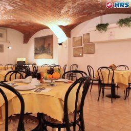 Sala śniadaniowa w restauracji Johnny Fotos