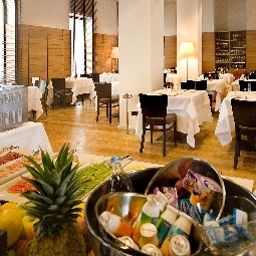 Salle du petit-déjeuner située dans le restaurant NH Santo Stefano Fotos