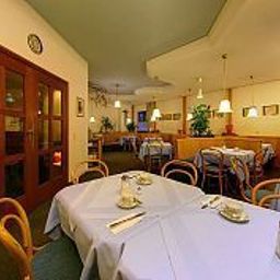 Salle du petit-déjeuner située dans le restaurant Staffler Garni Fotos