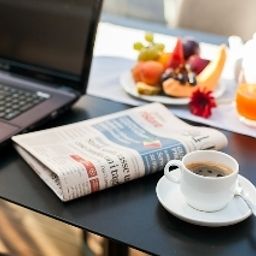 Sala de desayuno en el restaurante Lago di Garda Fotos