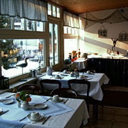 Salle du petit-déjeuner située dans le restaurant Karolin Fotos