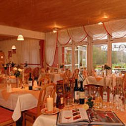 Salle du petit-déjeuner située dans le restaurant Talblick Fotos