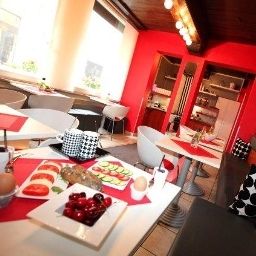 Sala de desayuno en el restaurante Falkenturm Fotos
