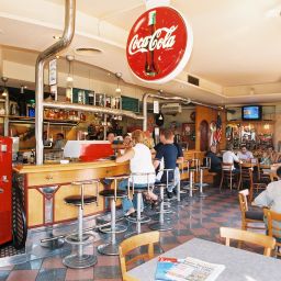 Salle du petit-déjeuner située dans le restaurant AVIA Motel Fotos