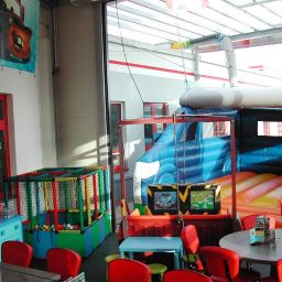 Salle du petit-déjeuner située dans le restaurant AVIA Motel Fotos