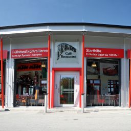 Salle du petit-déjeuner située dans le restaurant AVIA Motel Fotos