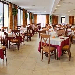 Salle du petit-déjeuner située dans le restaurant TRH Mijas Fotos