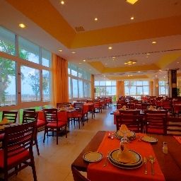 Salle du petit-déjeuner située dans le restaurant Puertobahia & Spa Fotos