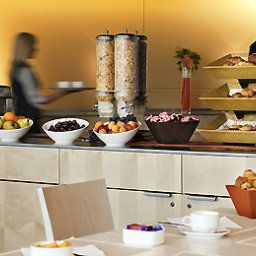 Sala de desayuno en el restaurante Novotel Le Havre Bassin Vauban Fotos