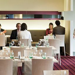 Sala de desayuno en el restaurante Novotel Le Havre Bassin Vauban Fotos
