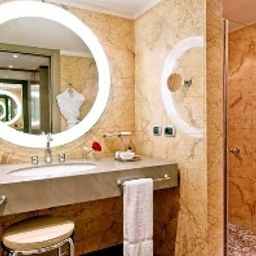 Bathroom Port Palace Hotel Fotos