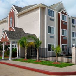 Exterior view Microtel Inn and Suites by Wyndham Houston Fotos