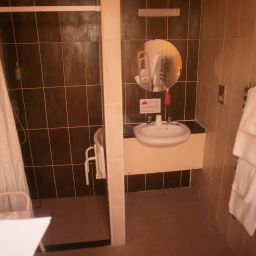 Camera da bagno Hotel Celebrity Formerly The Quality Fotos