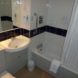 Bathroom Days Inn Michaelwood Gloucester Welcome Break Service Area Fotos