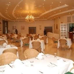 Salle du petit-déjeuner située dans le restaurant Acropole Fotos