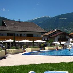 Außenansicht Schlosshof Resort Hotel & Camping Fotos