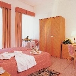 Room Pamaran Fotos