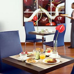 Salle du petit-déjeuner située dans le restaurant Novotel Milano Malpensa Airport Fotos