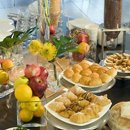 Salle du petit-déjeuner située dans le restaurant Novotel Milano Malpensa Airport Fotos